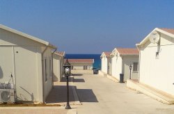 Desa liburan prefabrikasi oleh Karmod di Libya