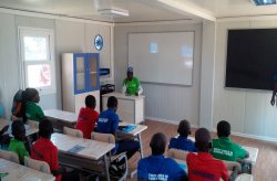 Proyek  kelas mobile dan sekolah di Nigeria